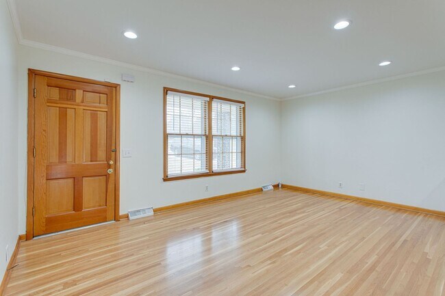 Building Photo - Stunning 4BE/2.5BA home  at corner lot single story home!
