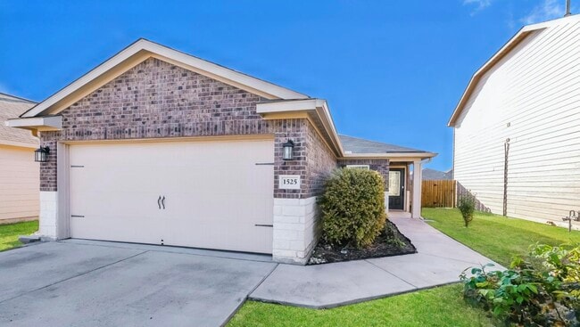 Building Photo - ADORABLE HOME