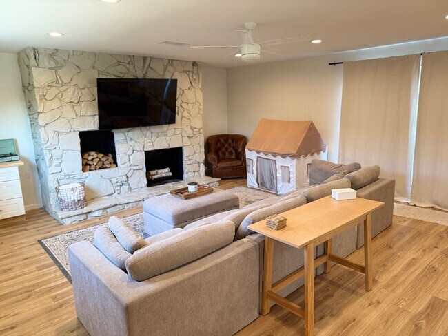 Building Photo - Garden Grove - Upgraded 3 Bedroom 2 Bath H...