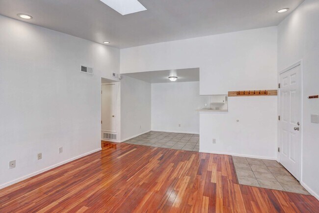 Building Photo - $1,825 - 2 Bed, 2 Bath Condo in Denver wit...