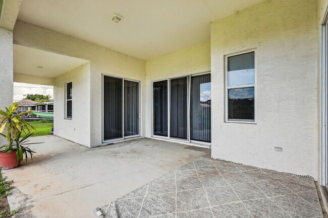 Building Photo - 379 NW La Playa St