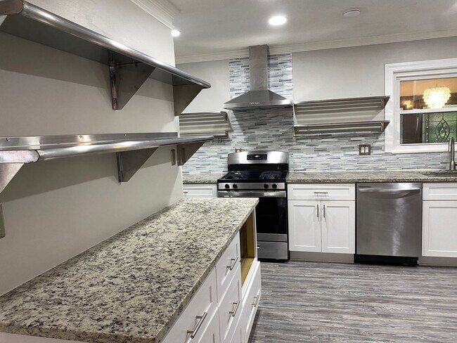 Building Photo - Amazing in town ranch awaits you!