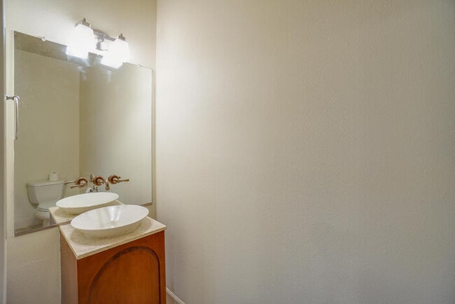 Building Photo - BEAUTIFUL FOUR BEDROOM HOME IN VANCOUVER