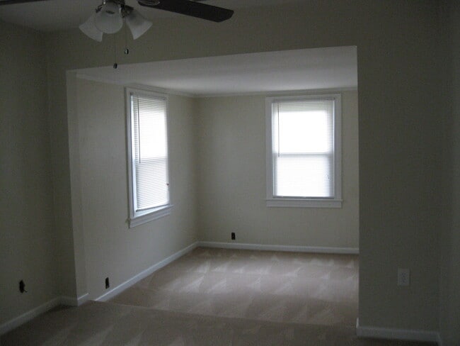 Building Photo - Beautiful 2BR single family with detached ...