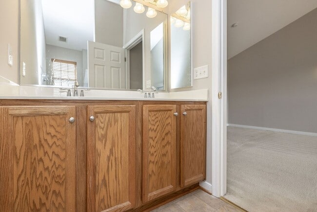 Building Photo - Well-maintained townhouse in Richmond