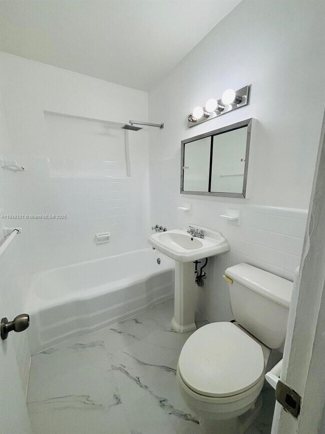 Building Photo - 1598 NE 174th St