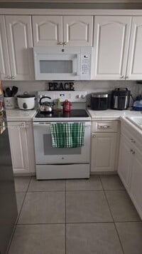 Building Photo - 655 W 68th St