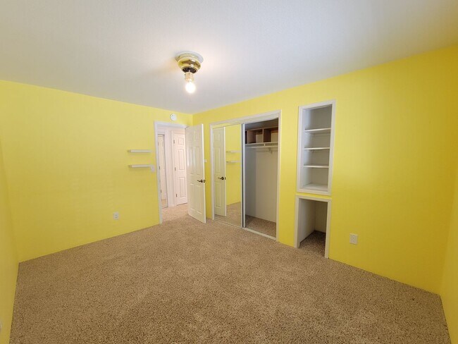 Building Photo - West Pasco Location a Block from the Colum...