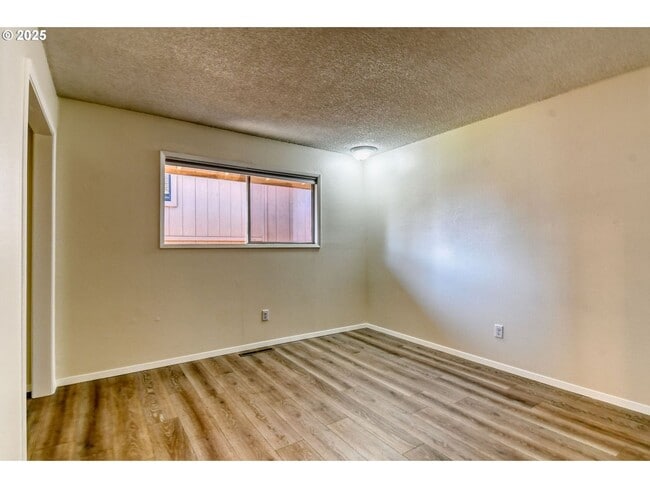 Building Photo - Charming 3 Bedroom Home