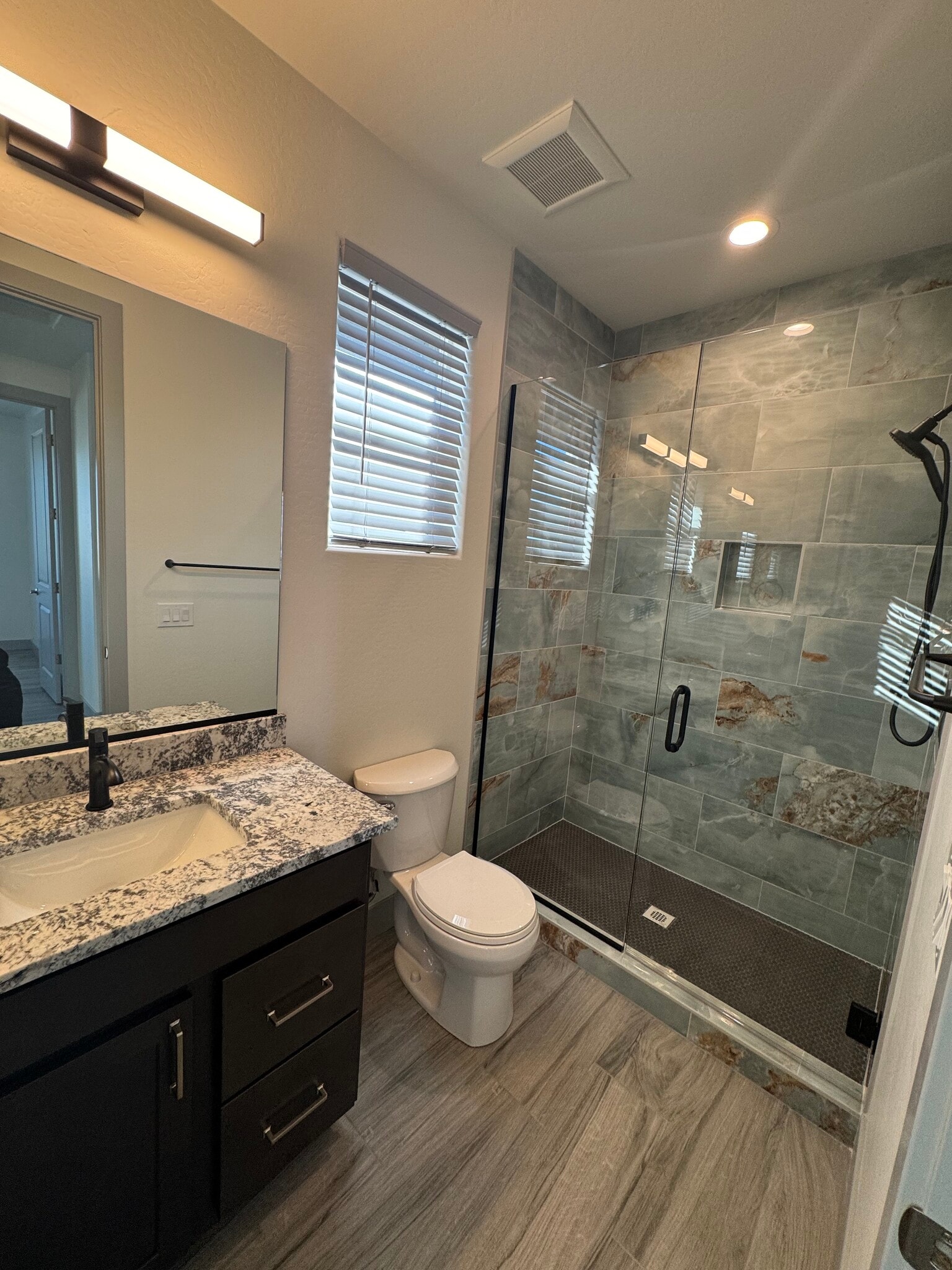 Full Bathroom - 3112 N Navajo Dr