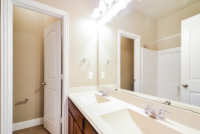Building Photo - Spacious 4-Bedroom Home in Little Elm