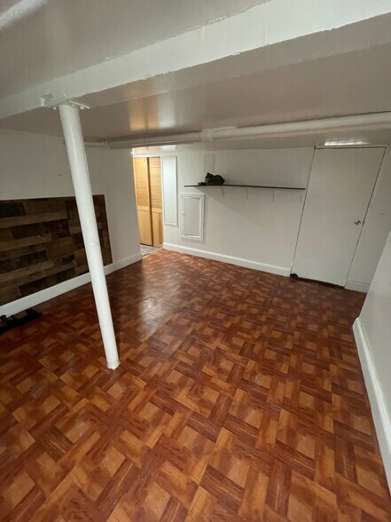 Living space/ bedroom - 9513 107th St