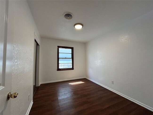 Building Photo - 3208 N Warren Ave