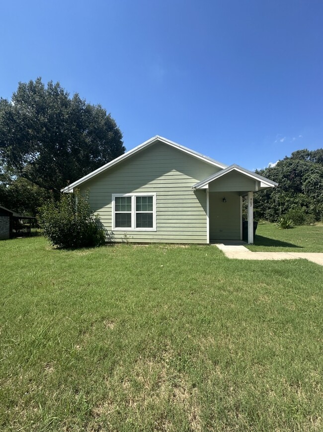 Building Photo - 907 Petty St