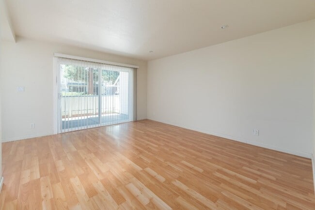Building Photo - 208 Sequim Common