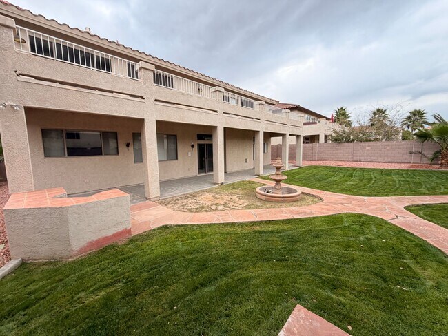 Building Photo - Spacious 5Bdm 3.5Ba Litchfield Park Home in a Small Gated Community