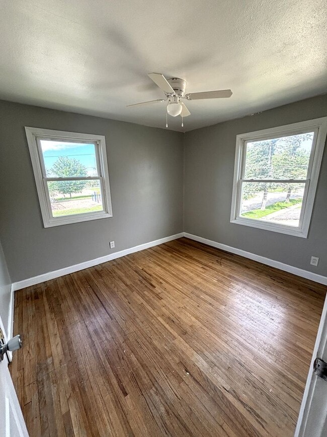 Building Photo - Spacious 2 bedroom Townhouse for rent!!