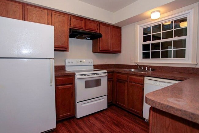 Building Photo - Fantastic 3br End-Unit Town Home in highly sought Silver Spring Neighborhood - Ready mid-June