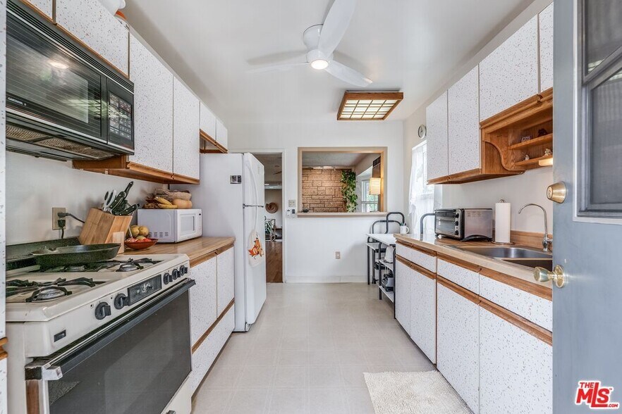 Kitchen - 1225 N Hollywood Way