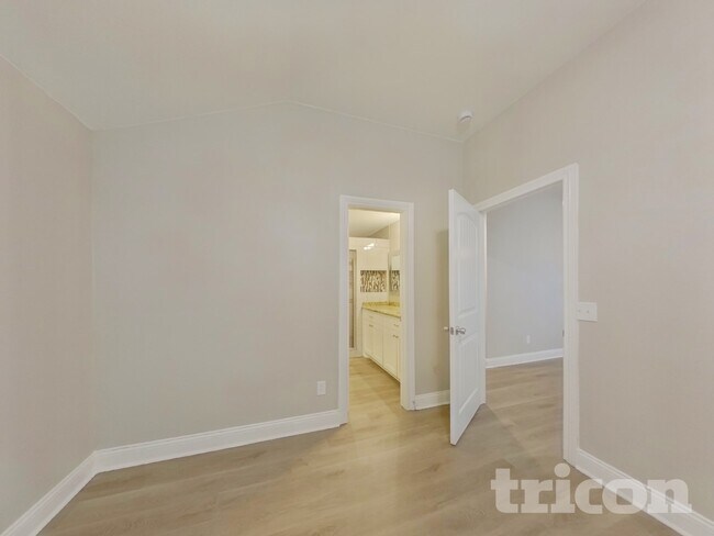 Building Photo - 523 Red Coat Ln