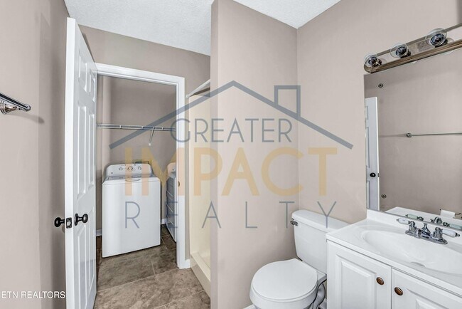 Building Photo - 1045 Blinken St