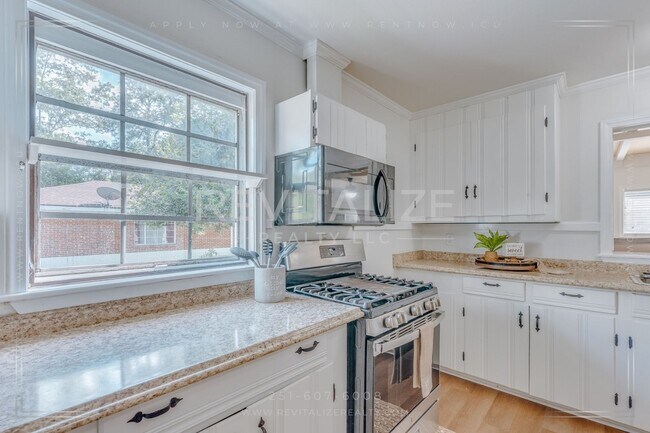 Building Photo - 3 Bed 2 Bath Gem in Midtown Mobile!!