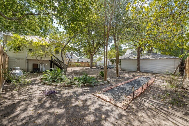 Building Photo - 206 N Rusk St