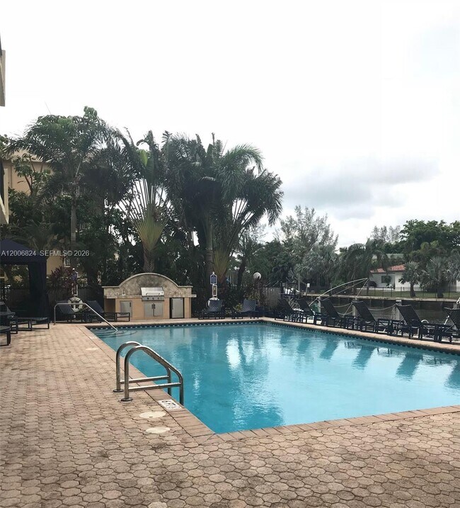 Building Photo - 2600 NE 135th St