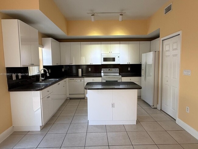 Building Photo - 8899 SW 220th Ln