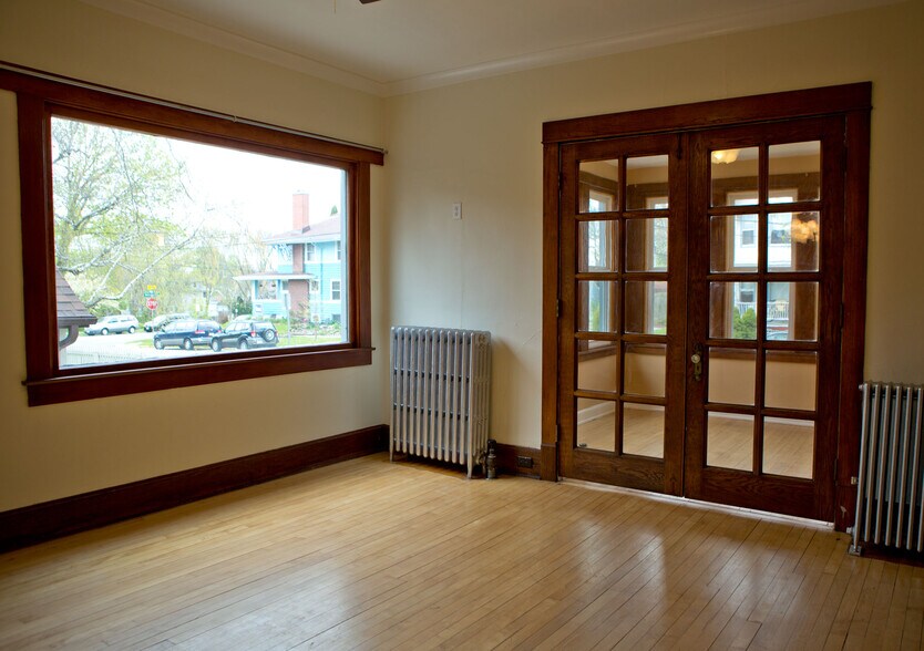 Building Photo - 225 Buell St