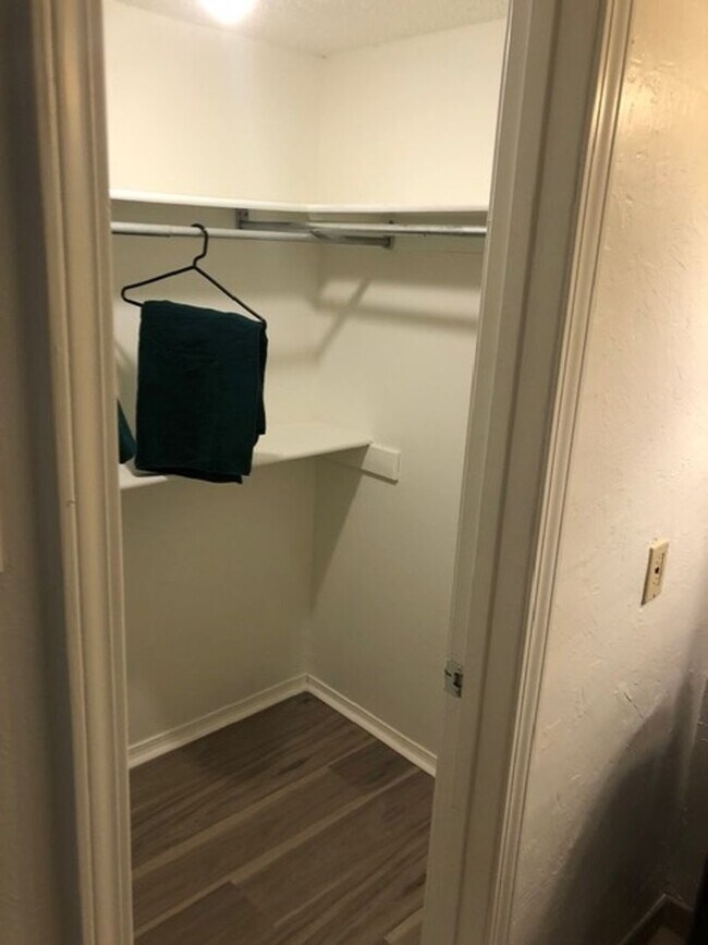 Building Photo - Charming 1BR Condo in Dallas