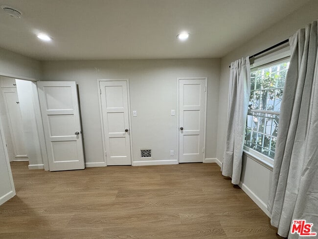 Building Photo - 300 S Doheny Dr