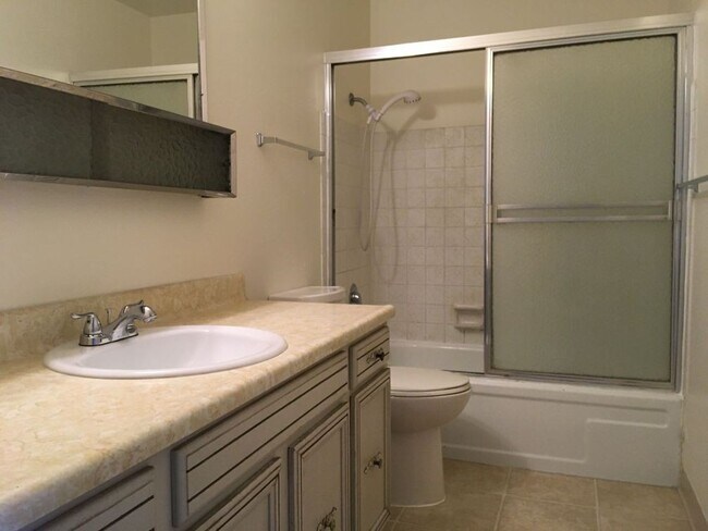 Building Photo - Quiet Condo for Rent