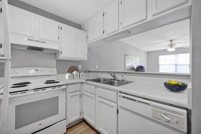 Building Photo - 305 Country Club Dr NE