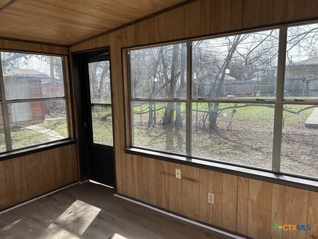 Building Photo - 804 Jefferis Ave