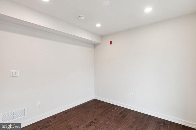 Building Photo - 708 S Sartain St