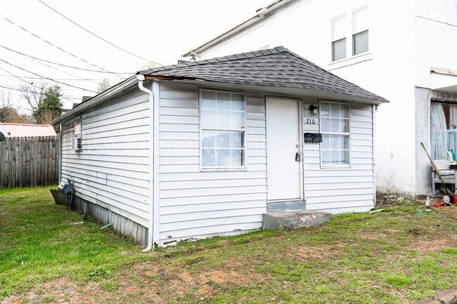 Building Photo - 210 Clinton St