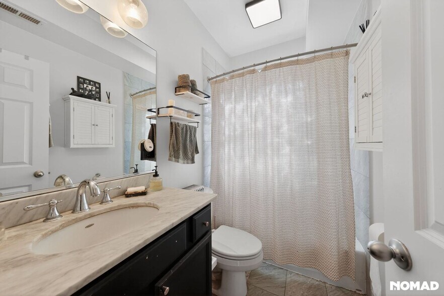 Building Photo - 4617 N Paulina St