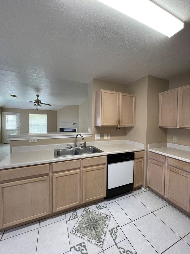 Building Photo - 719 Willow W Dr