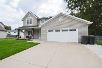 Building Photo - Spacious 4 Bed, 3.5 Bath Home For Rent in ...
