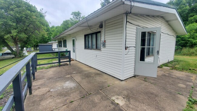 Building Photo - Finleyville 3 Bedroom 1.5 Bath Ranch $1,50...