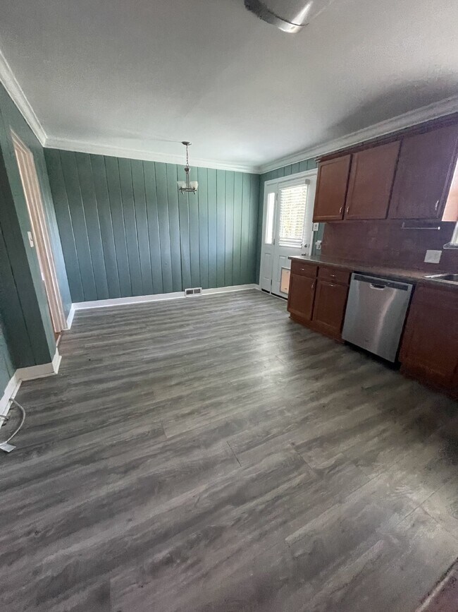 Building Photo - "Charming 3-Bed, 2-Bath Home- Fenced in Ya...