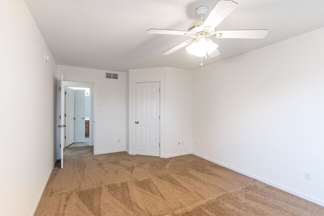 Building Photo - Huge 3 Bedroom, 2 Bath Town Home in SW Col...