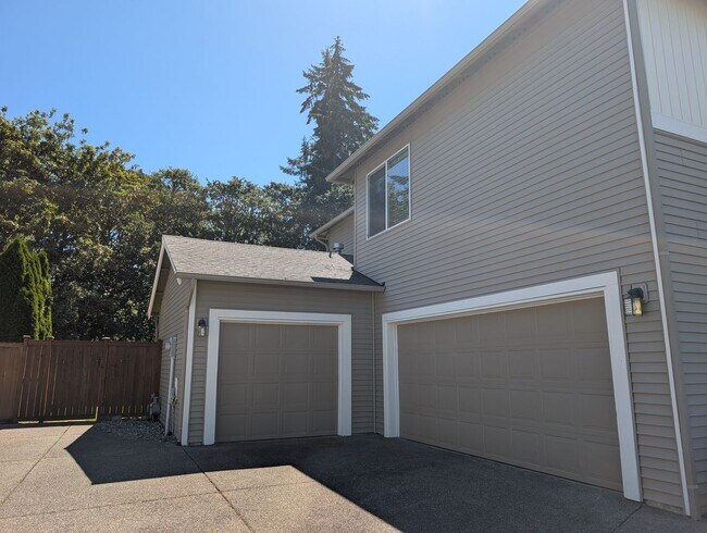 Building Photo - 4 Bedroom, 2.5 Bath DuPont Home!