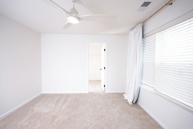 Building Photo - 245 Hollyhock Dr
