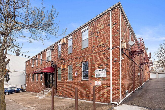 Building Photo - 1400 5th St
