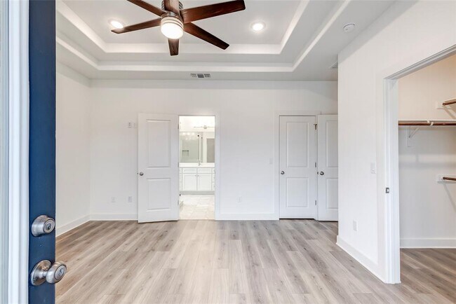 Building Photo - 2000 Kit Cir