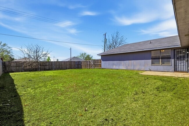 Building Photo - 1234 Roan Dr