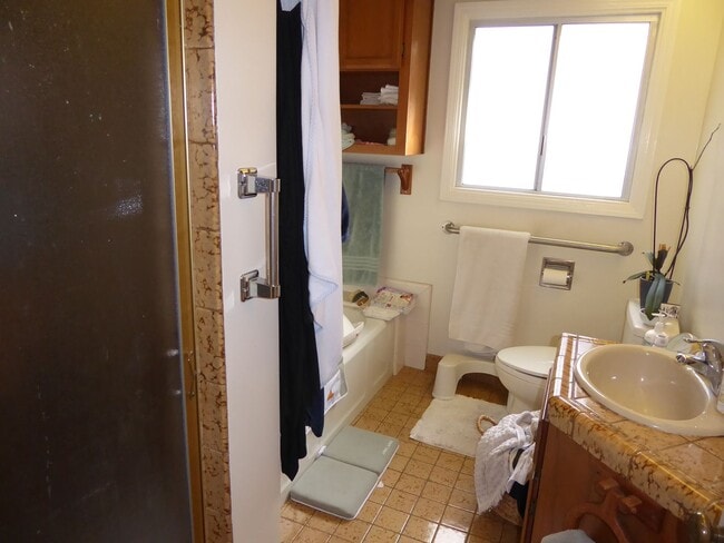Building Photo - TWO BED / 2 BATH HOME WITH BONUS ROOM ON W...