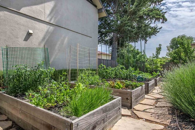 Building Photo - Reed Square